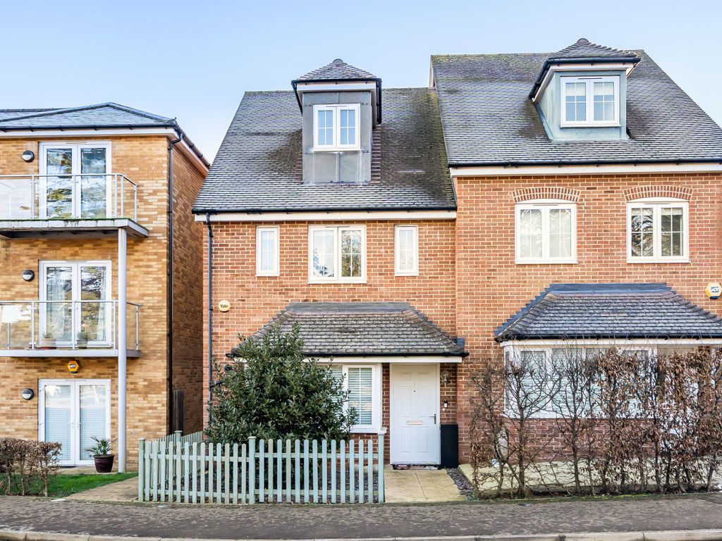 4 bed semidetached house for sale in Damson Way, Carshalton SM5, £