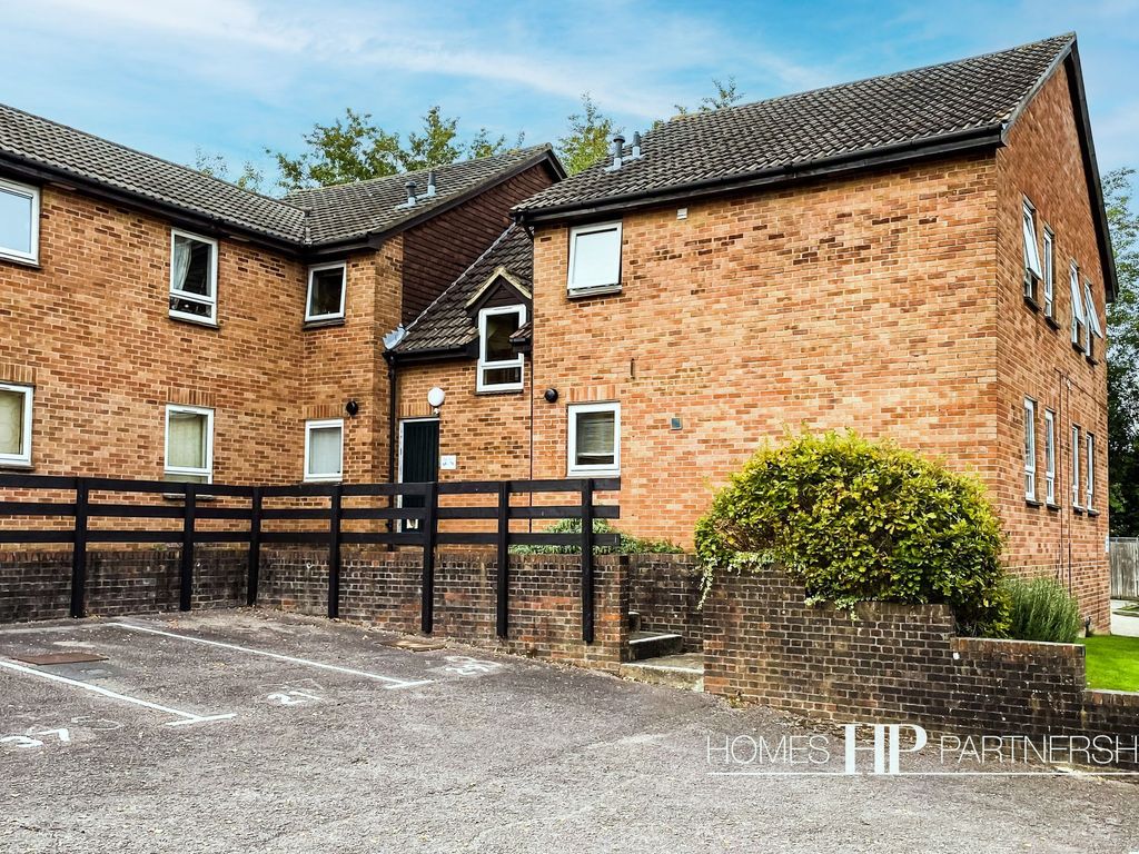 Studio to rent in Hillingdale, Crawley RH11 Zoopla