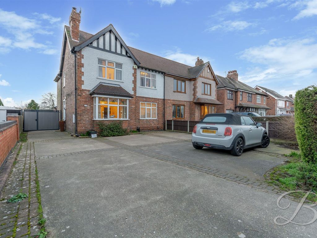 4 bed semidetached house for sale in Watnall Road, Hucknall
