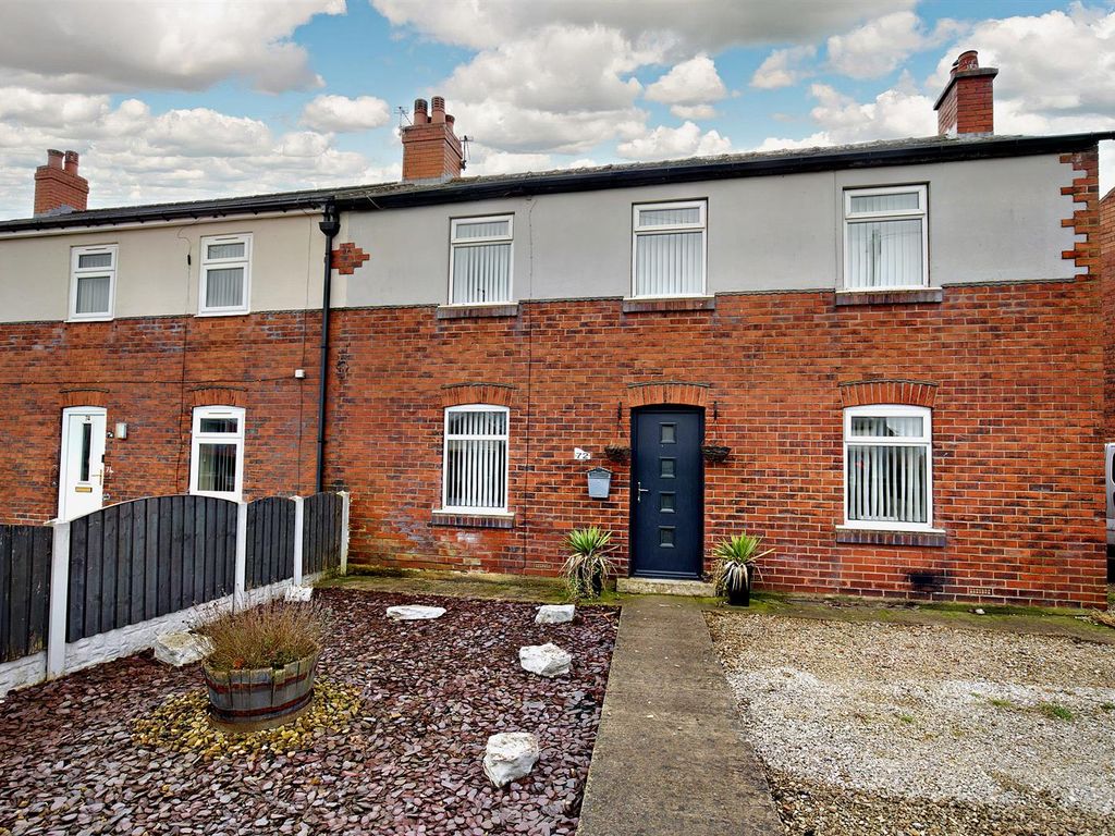 3 bed semidetached house for sale in Bradford Road, Tingley, Wakefield