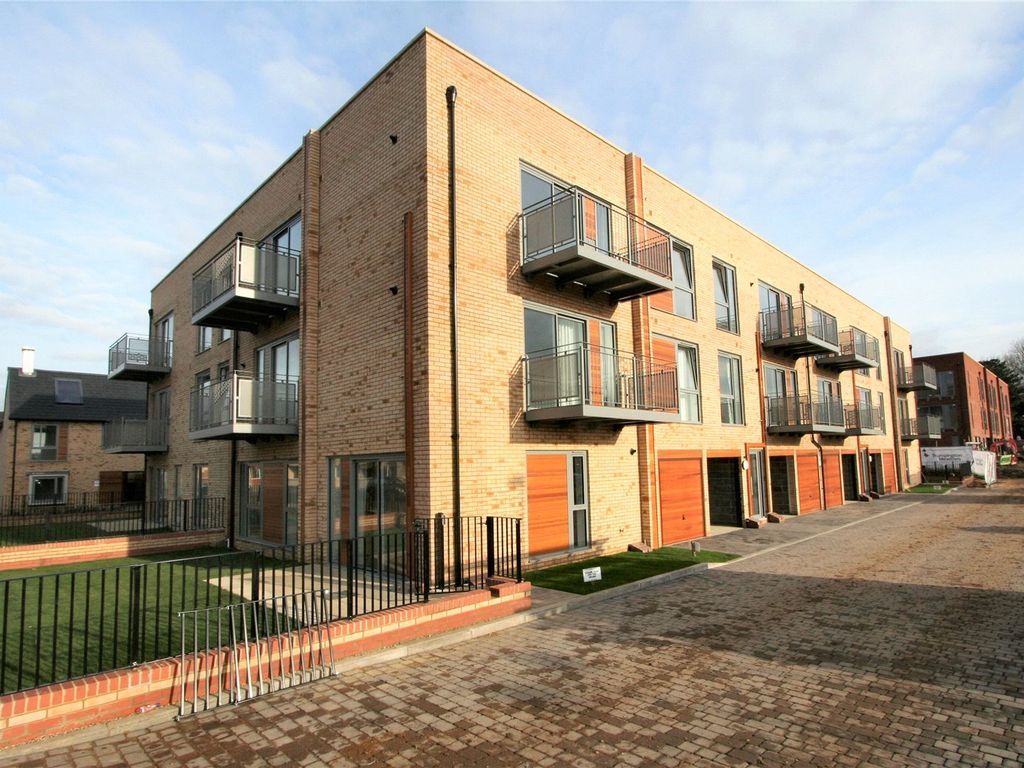 2 bed flat to rent in Spring Drive, Trumpington, Cambridge