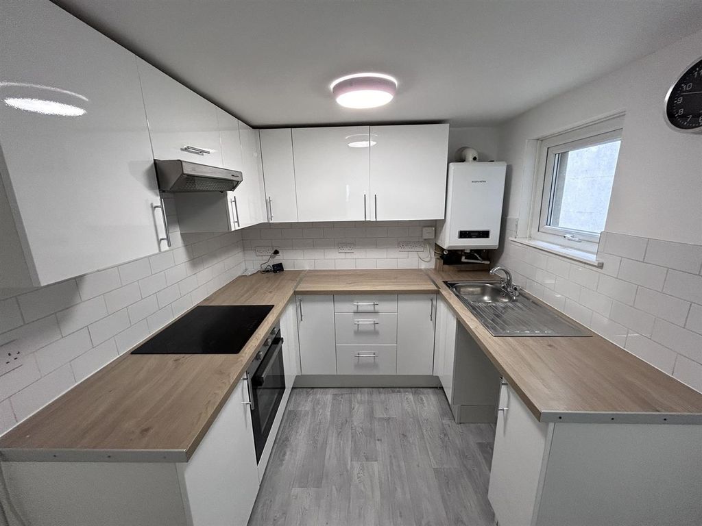 2 bed terraced house to rent in Stanhope Road, DA10, £1,350