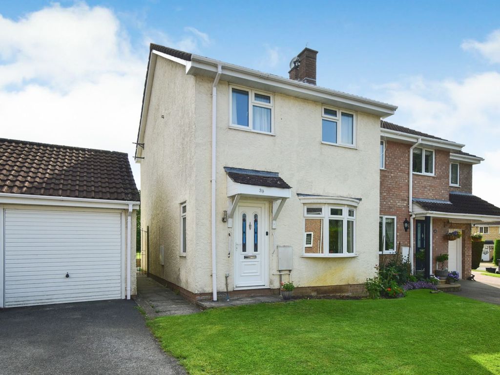 3 bed semidetached house for sale in Danes Close Pewsham, Chippenham