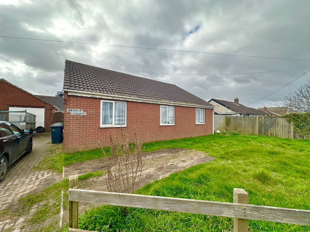 3 bed detached bungalow for sale in Fakes Road, Hemsby, Great Yarmouth