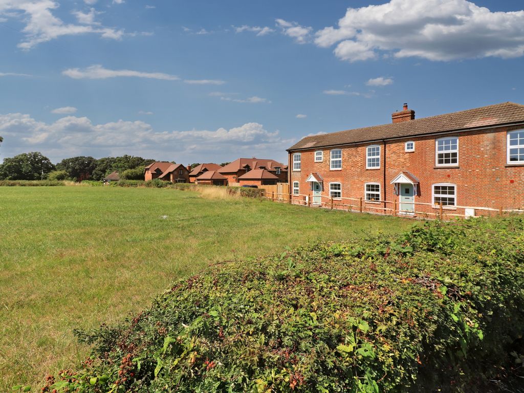 2 bed end terrace house to rent in Winchester Road, Waltham Chase