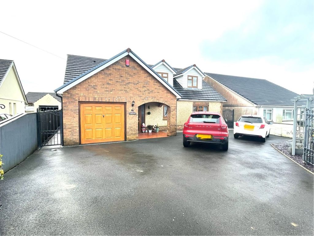 3 bed detached bungalow for sale in Bancffosfelen, Llanelli SA15, £