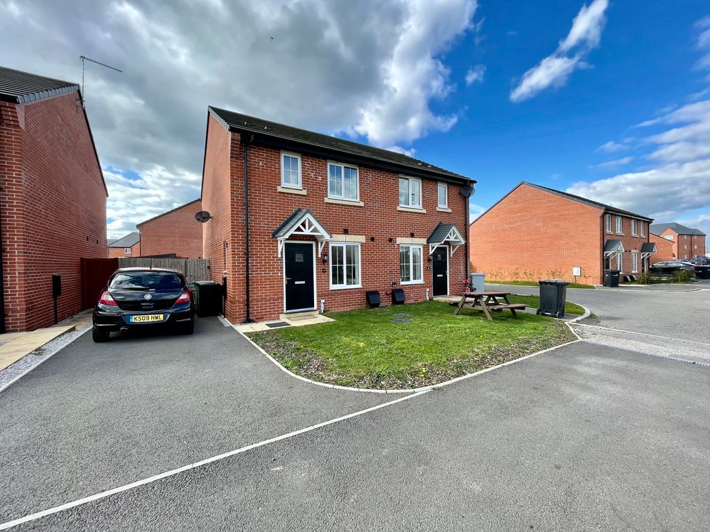 3 bed semidetached house for sale in Farm Close, Shavington, Crewe CW2