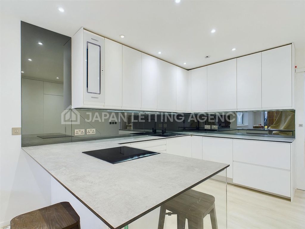 4 bed end terrace house to rent in Compton Crescent, Northolt UB5, £