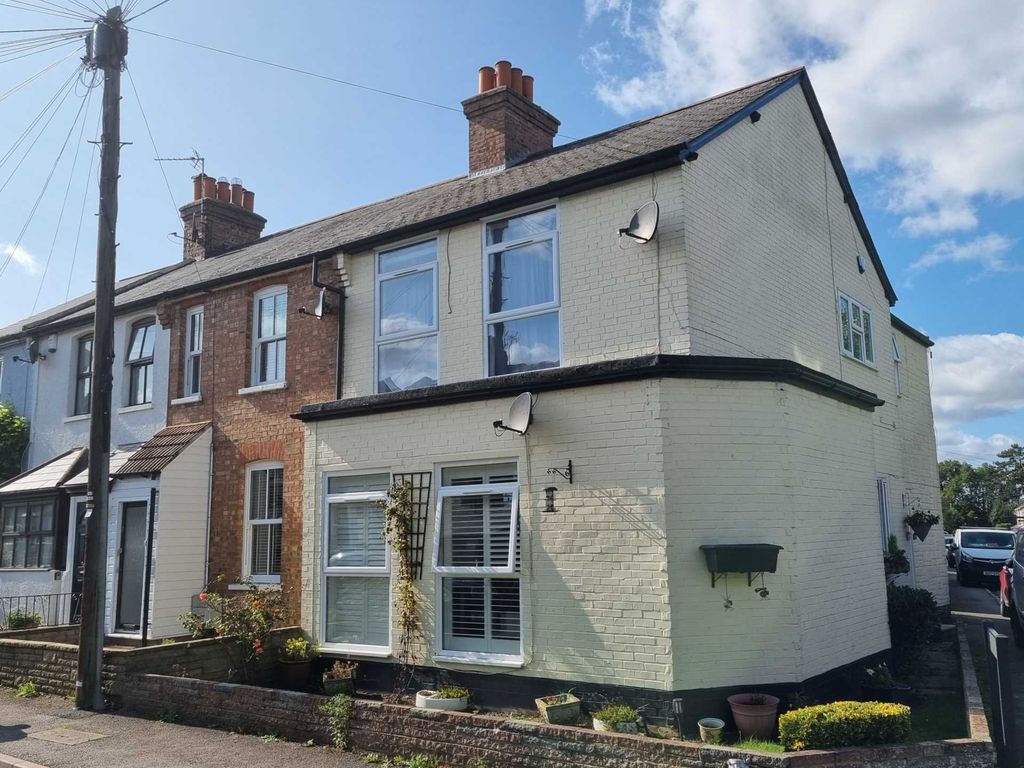 2 bed for sale in Thornton Road, Potters Bar EN6, £325,000