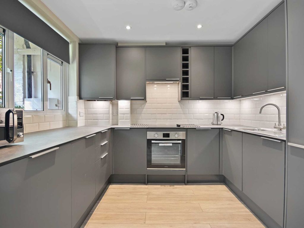4 bed flat to rent in Winthrop House, White City W12 Zoopla
