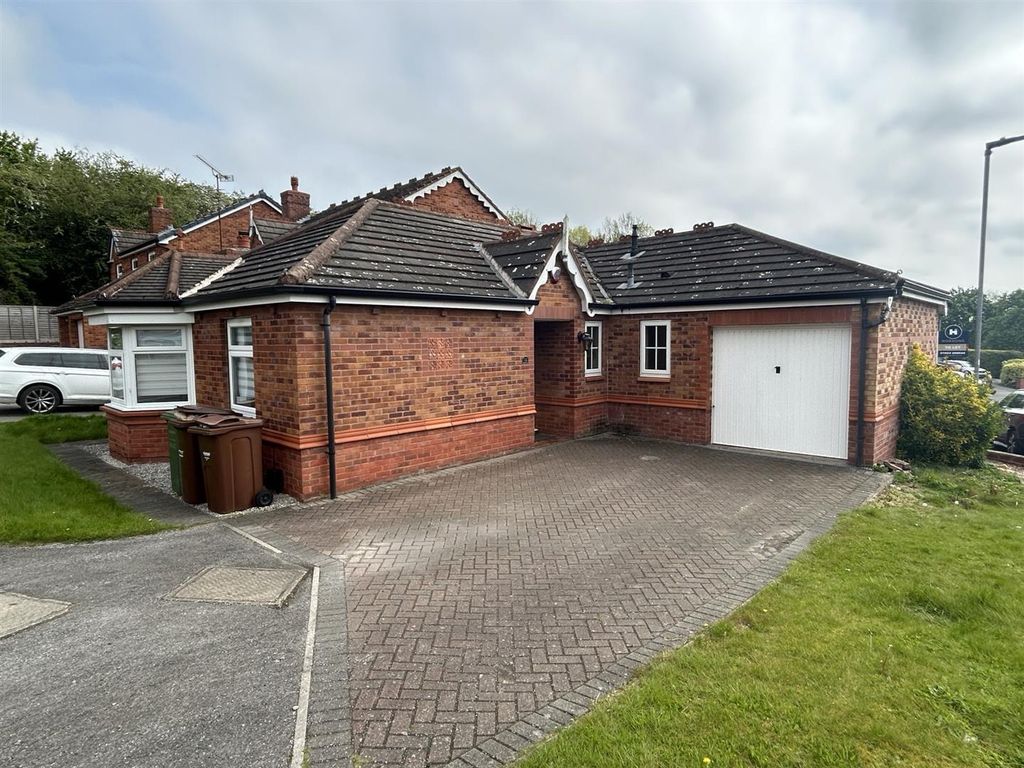 3 bed detached bungalow to rent in The Hawthorns, Outwood, Wakefield