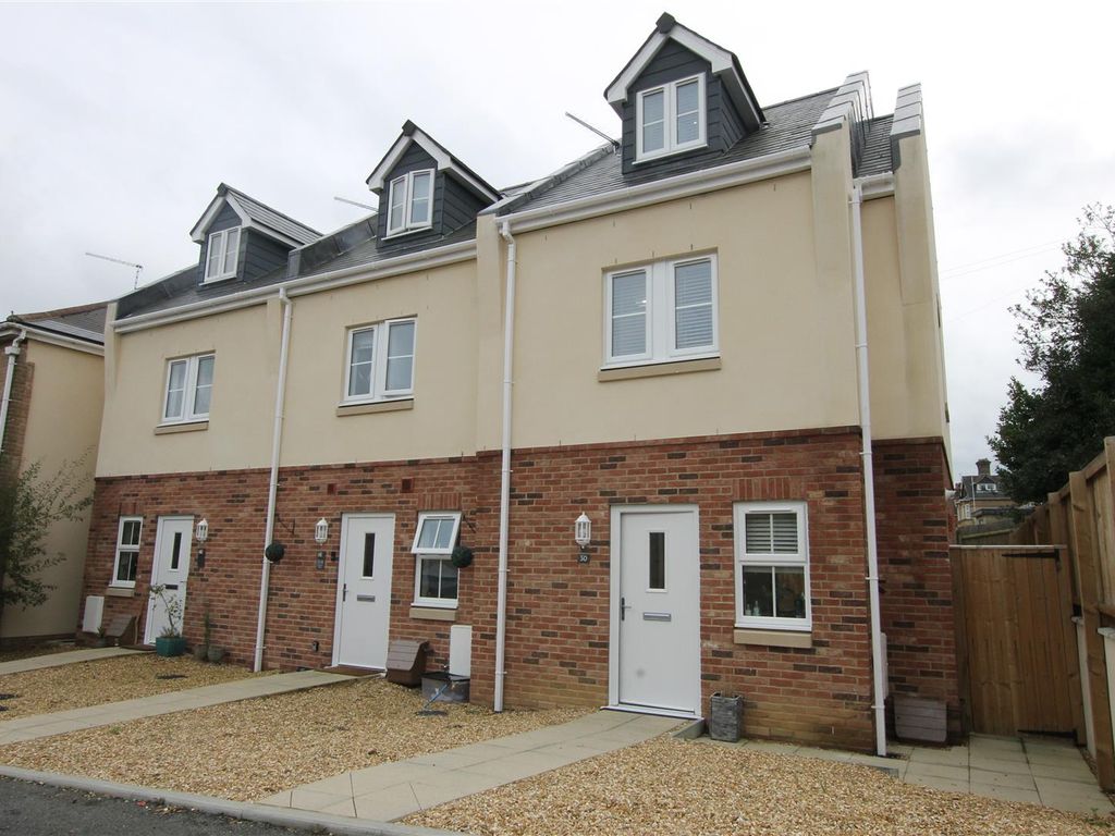 3 bed terraced house to rent in Newport Road, Cowes PO31, £1,250 pcm