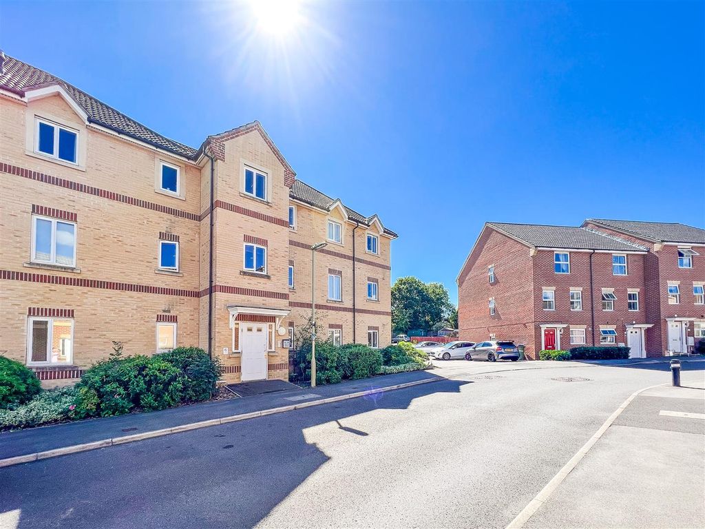 2 bed flat for sale in Sunlight Gardens, Fareham PO15, £200,000 Zoopla