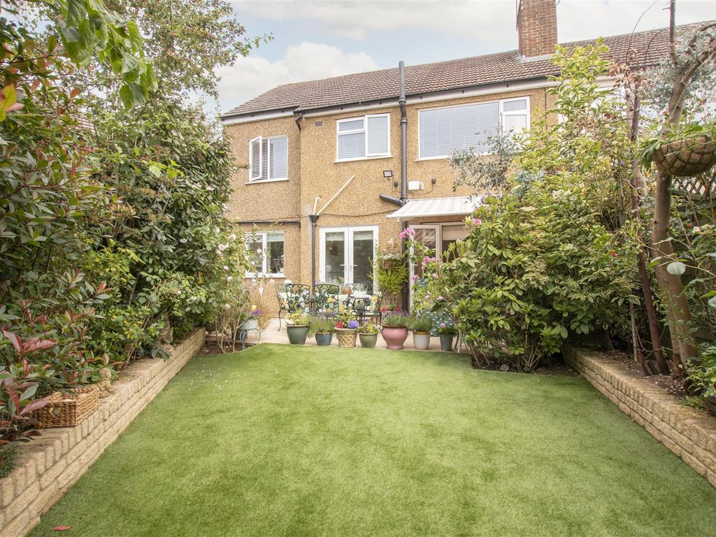 4 bed semidetached house for sale in Park Lane, Cheshunt, Waltham