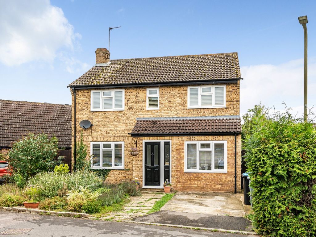 4 bed detached house for sale in Birchwood, Carterton, Oxfordshire OX18