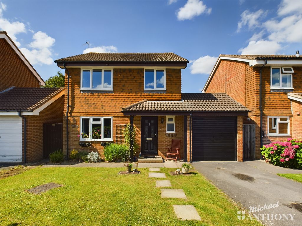 4 bed detached house for sale in Kynaston Avenue, Aylesbury HP21, £