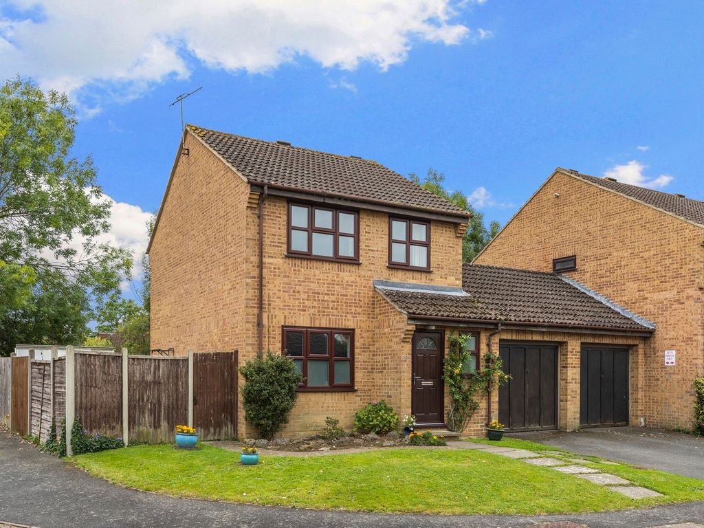 3 bed linkdetached house for sale in Geary Close, Smallfield RH6, £