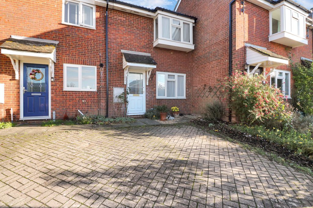 2 bed terraced house to rent in Wendover Heights, Old Tring Road