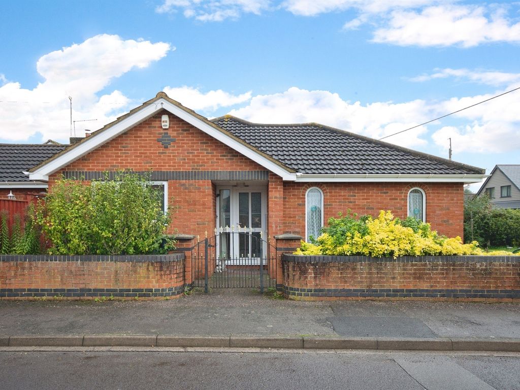 3 bed detached bungalow for sale in Oakhurst Lane, West Moors, Ferndown