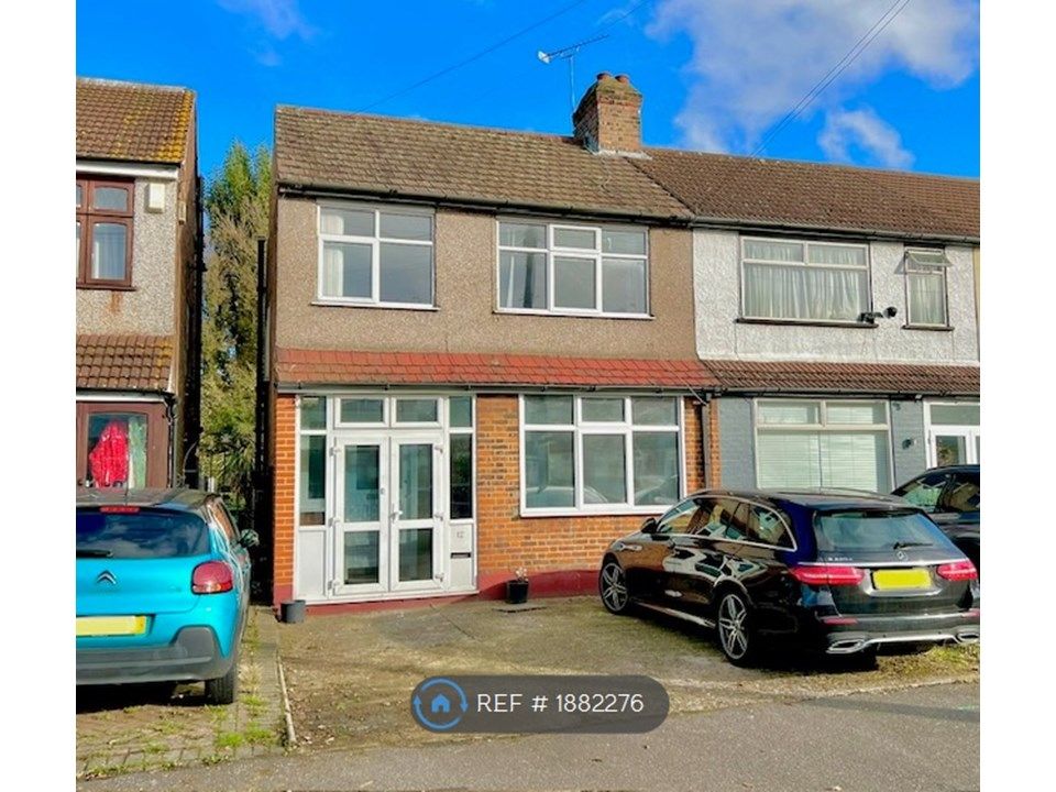3 bed end terrace house to rent in Richards Avenue, Romford RM7, £2,000