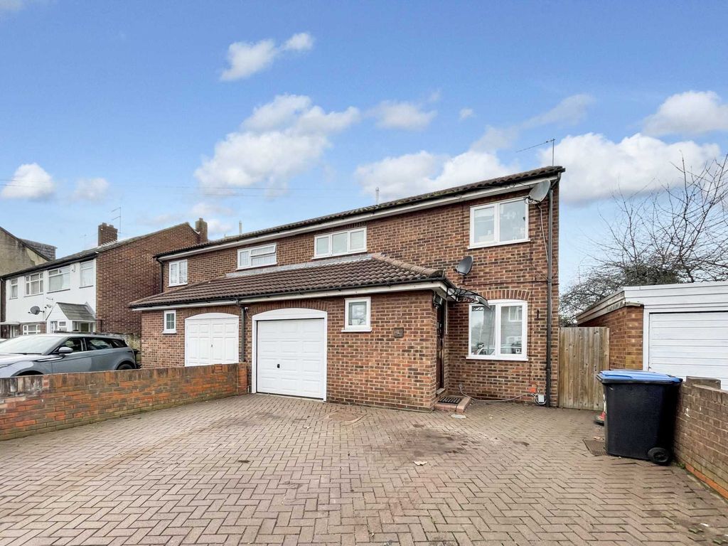 3 bed semidetached house for sale in Chesterfield Road, Ponders End