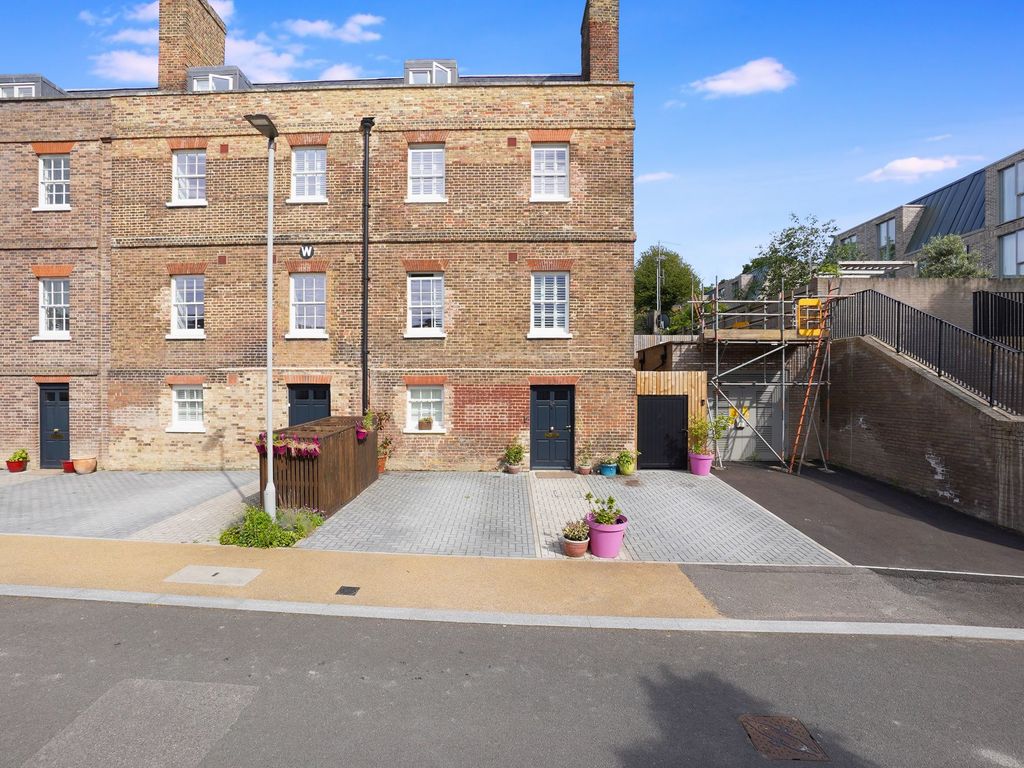 4 bed end terrace house for sale in Khartoum Parade, Chatham ME4, £