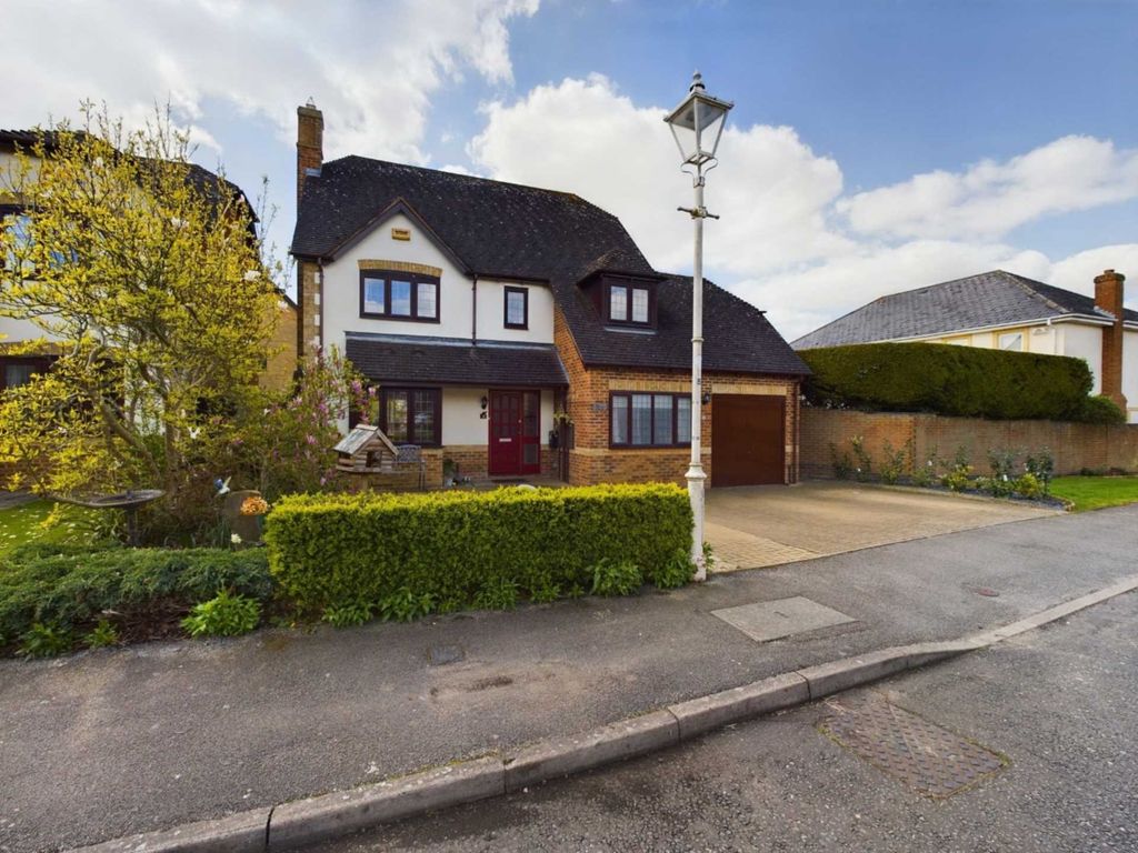 4 bed detached house for sale in Kestrel Way, Watermead, Aylesbury HP19