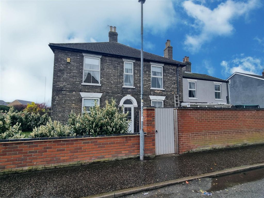 3 bed end terrace house for sale in Beaconsfield Road, Great Yarmouth