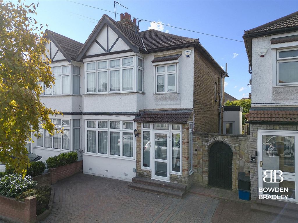 3 bed semidetached house for sale in Hamilton Avenue, Ilford IG6, £