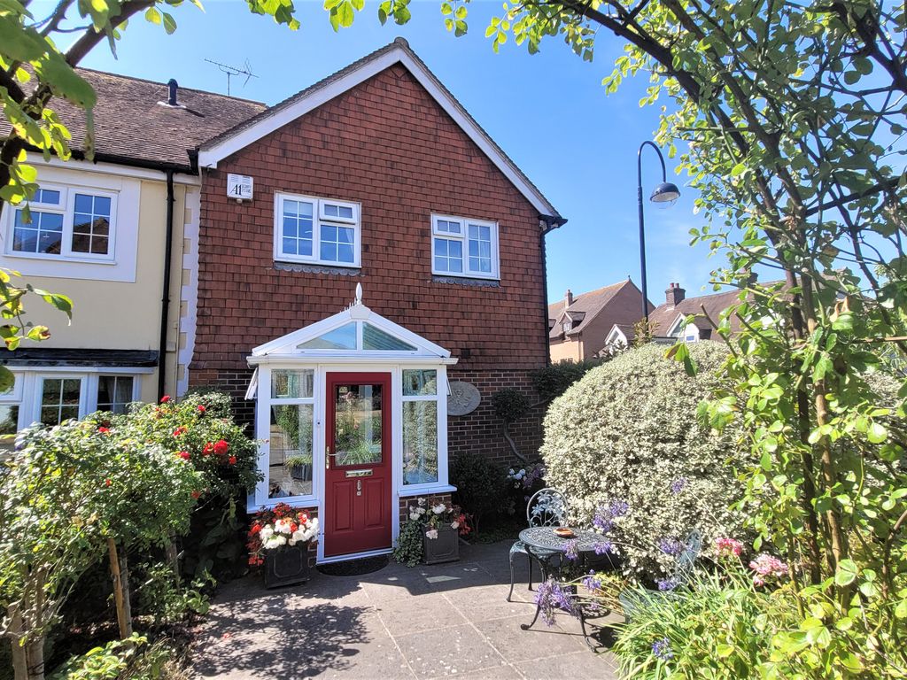 3 bed end terrace house for sale in Grenehurst Way, Petersfield GU31