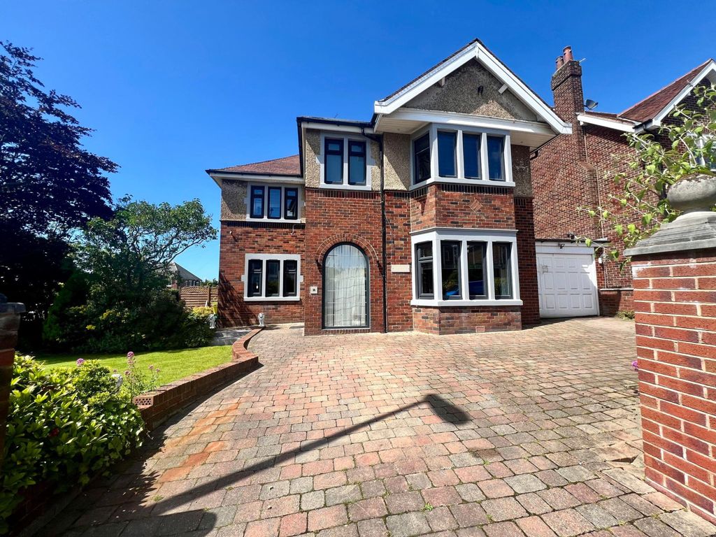 5 bed detached house for sale in Parkway, Stanley Park FY3, £600,000