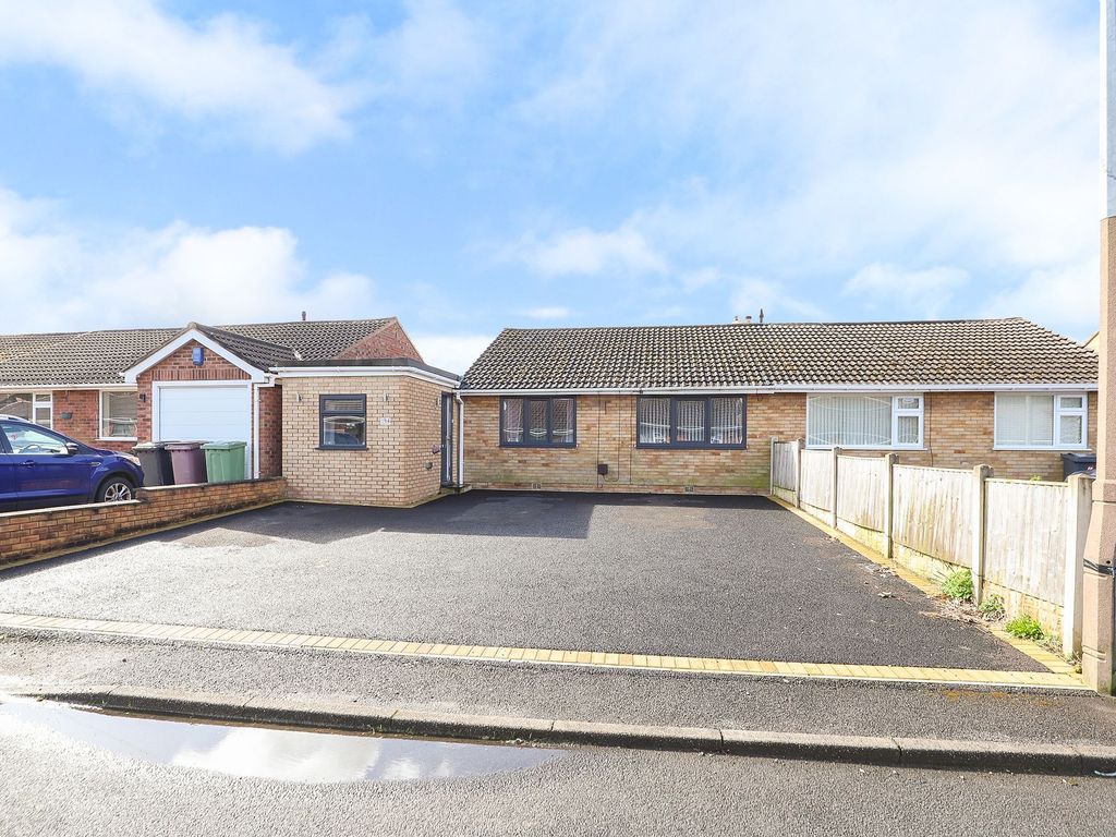 3 bed semidetached bungalow for sale in Cromford Close, North