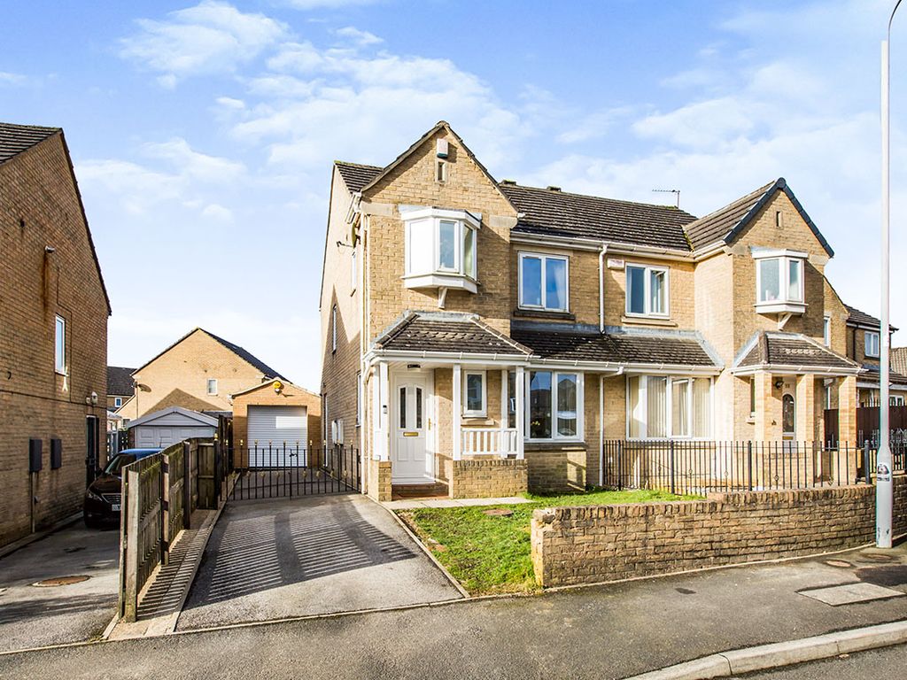 3 bed semidetached house for sale in Lewis Close, Queensbury, Bradford