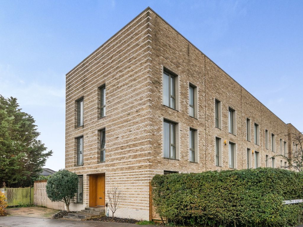 4 bed end terrace house for sale in Kings Drive, Edgware, Greater