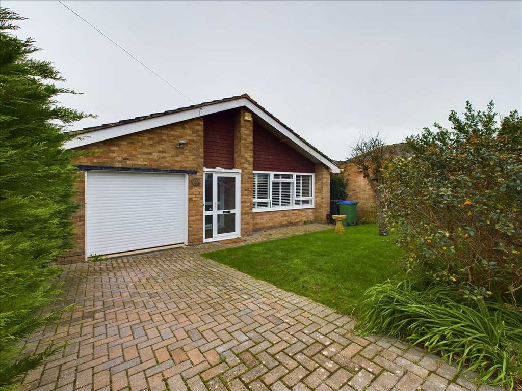 3 bed bungalow for sale in Dorothy Avenue North, Peacehaven BN10, £