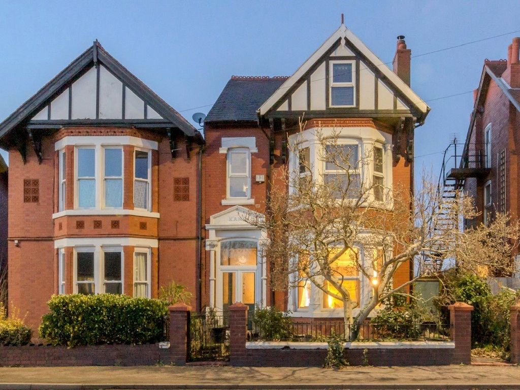 6 bed detached house for sale in Nantwich Road, Crewe, Cheshire CW2, £