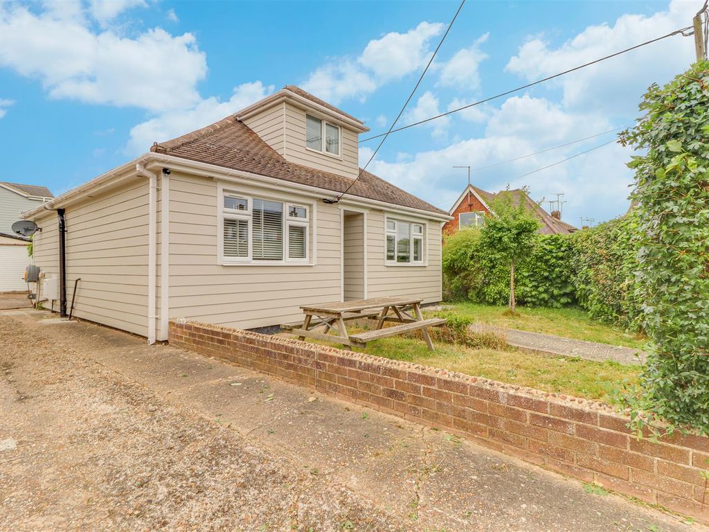 3 bed property for sale in Sutton Court Drive, Rochford SS4 Zoopla