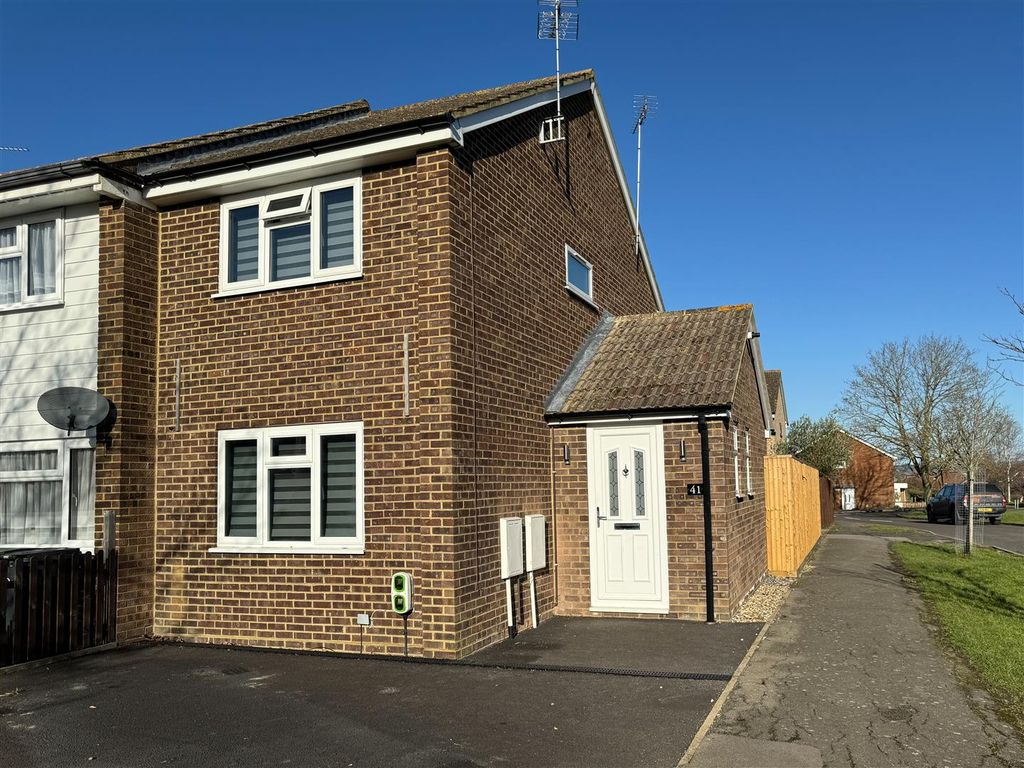 2 bed end terrace house for sale in Butcher Close, Staplehurst