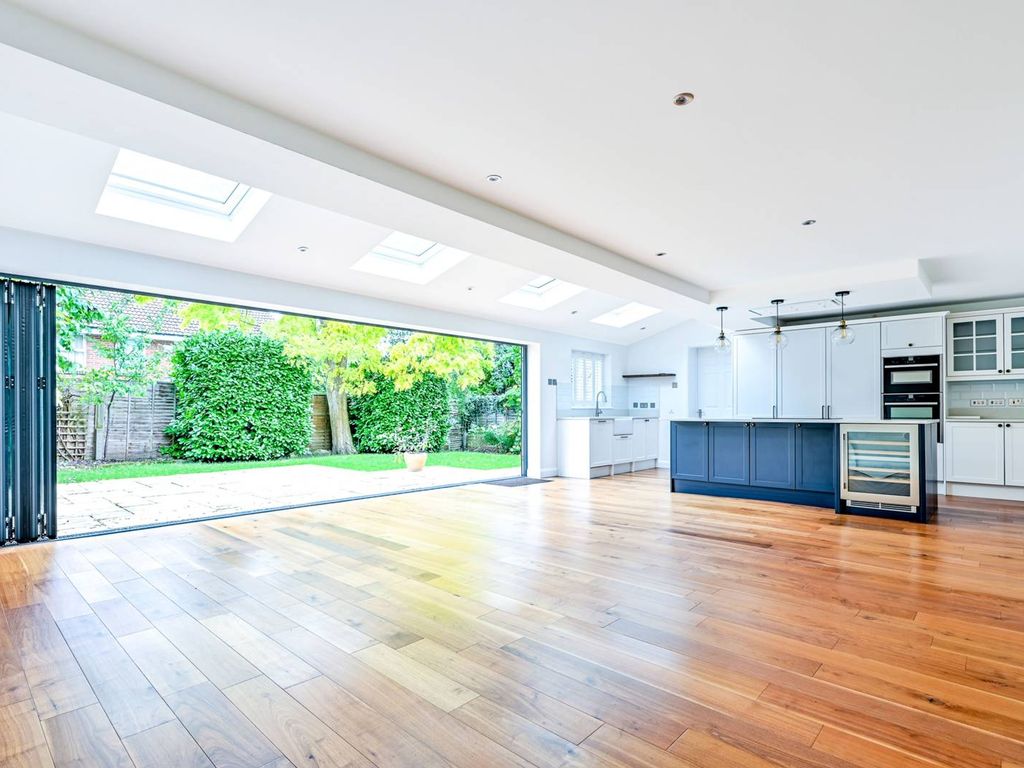 4 bed detached house for sale in Grafton Close, Worcester Park KT4, £