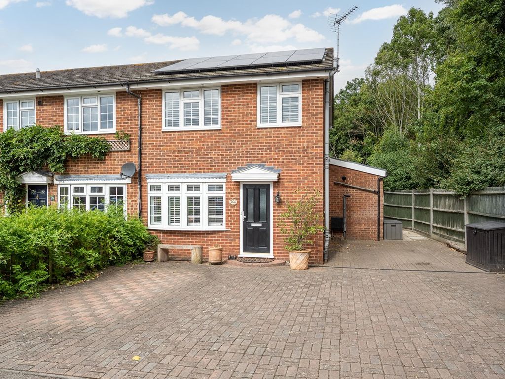 3 bed end terrace house for sale in Dunsmore Road, WaltonOnThames