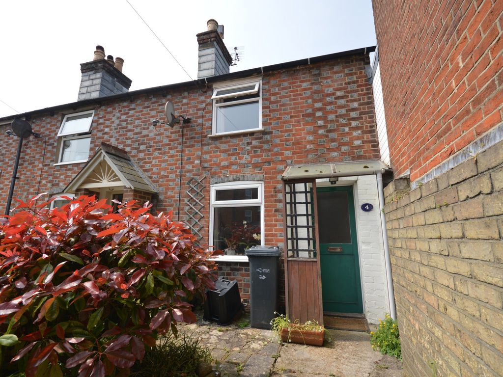 2 bed terraced house to rent in Cavendish Place, Newport PO30, £825 pcm