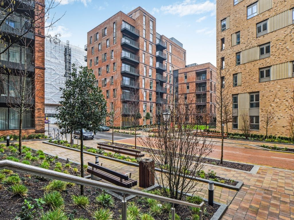 Studio to rent in Azure Mansions, Clarendon Gardens, 5 Brook Road