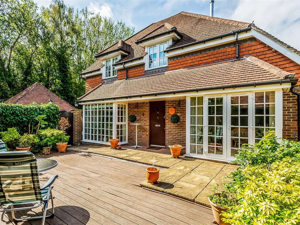4 bed detached house for sale in Winterbourne Mews, Oxted RH8, £815,000 Zoopla