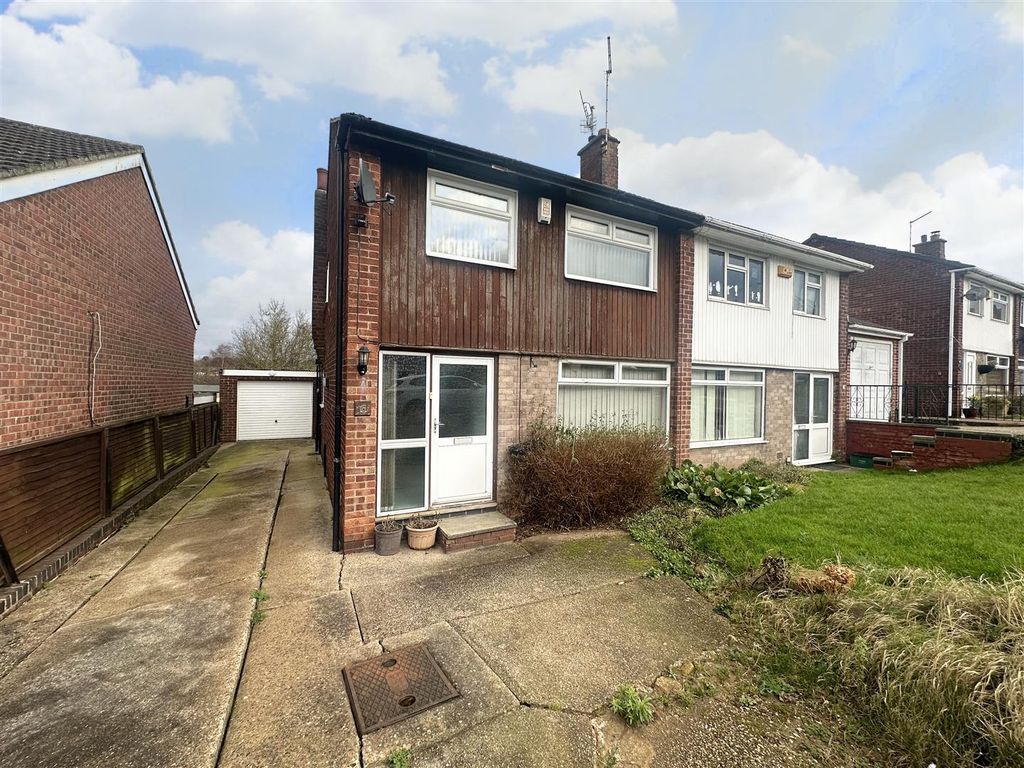 3 bed semidetached house for sale in Stuart Close, Arnold, Nottingham