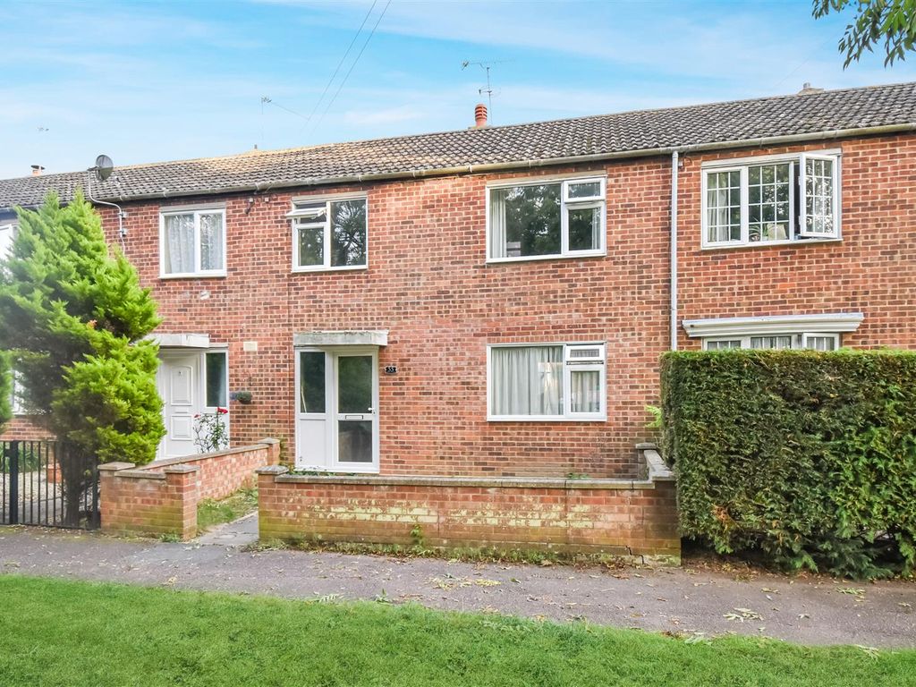3 bed terraced house for sale in Maldon Court, Great Cornard, Sudbury
