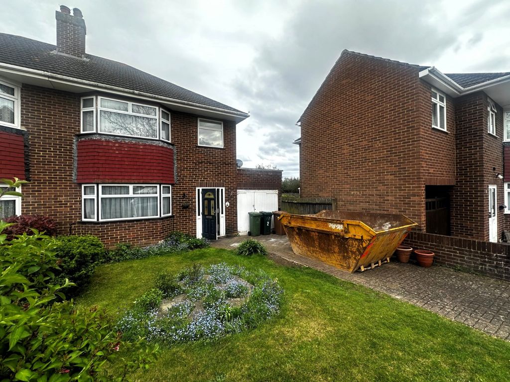 3 bed semidetached house to rent in Chestnut Close, Ashford, Surrey