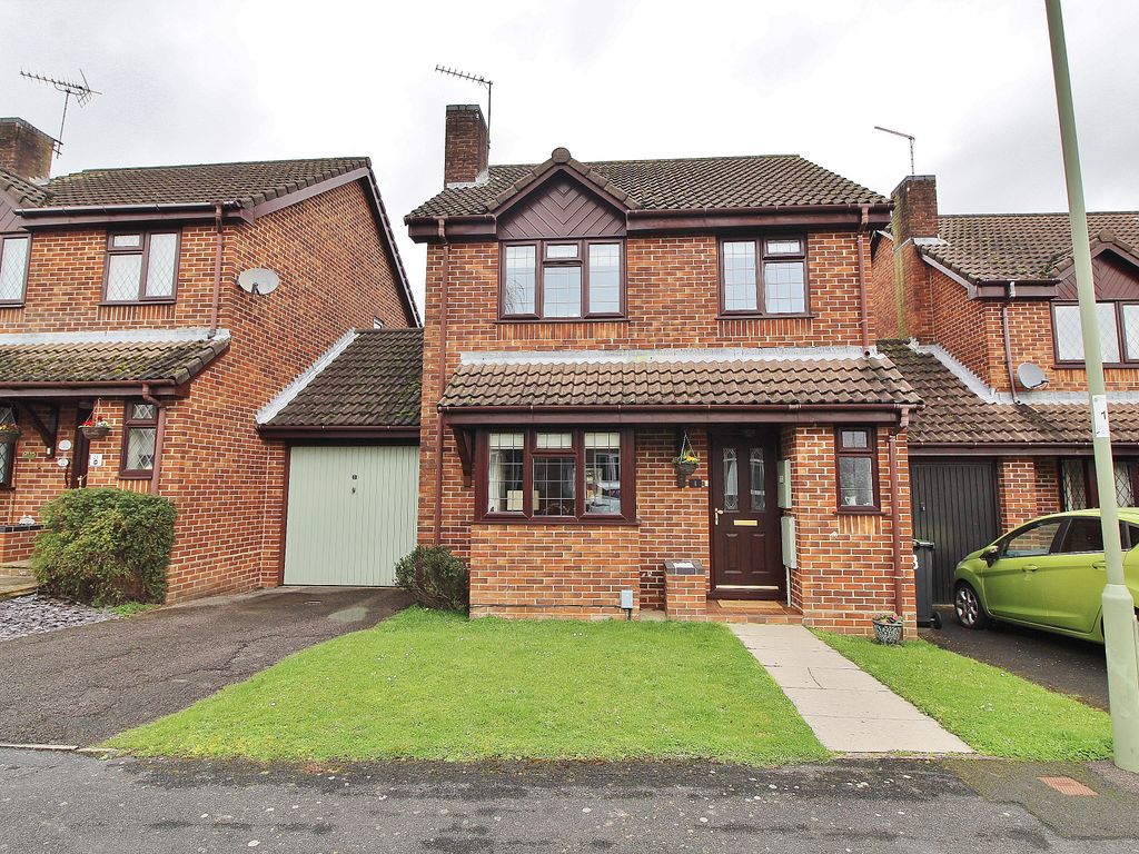 3 bed linkdetached house for sale in Starina Gardens, Waterlooville