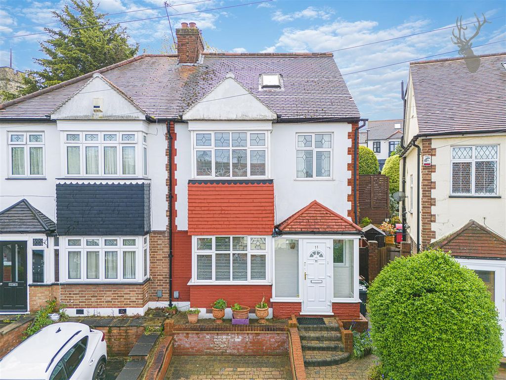 4 bed semidetached house for sale in Brindwood Road, London E4, £