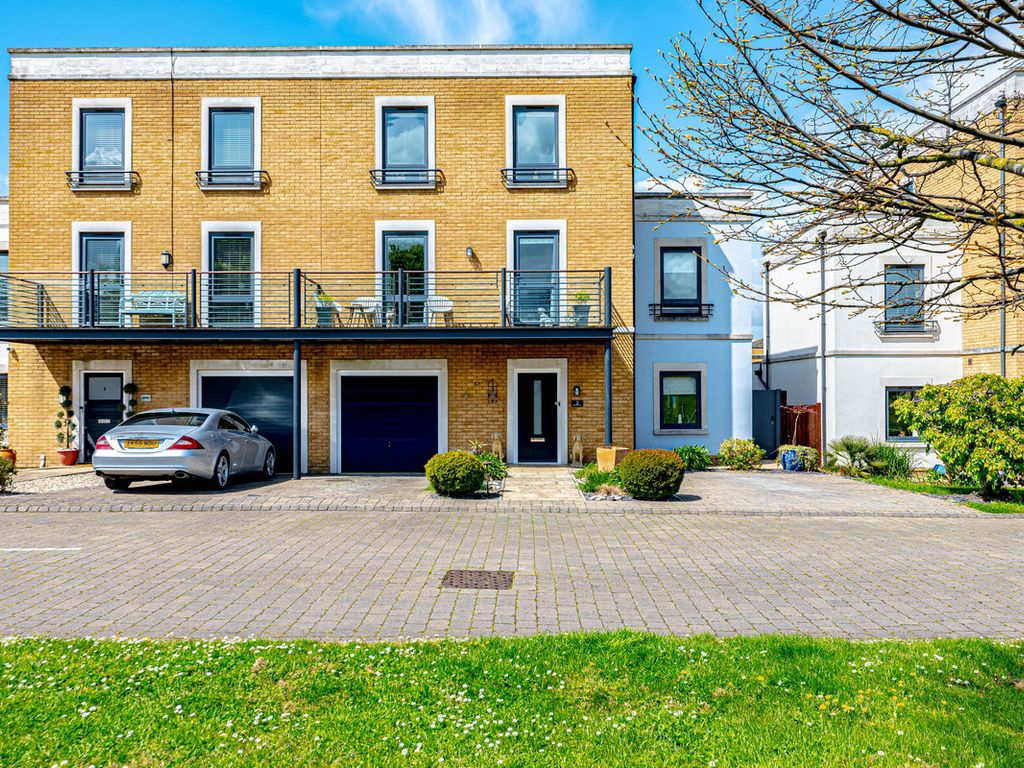 4 bed semidetached house for sale in Boundary Way, SouthendOnSea SS3 Zoopla