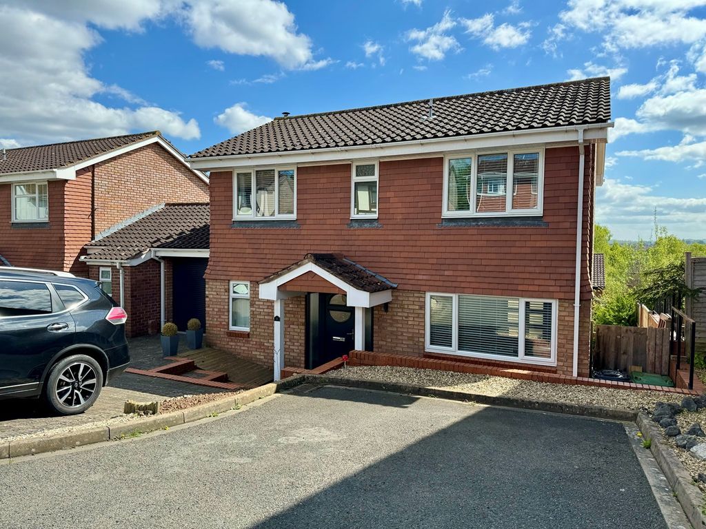 4 bed link detached house for sale in Stratford Road, Hereford HR4, £